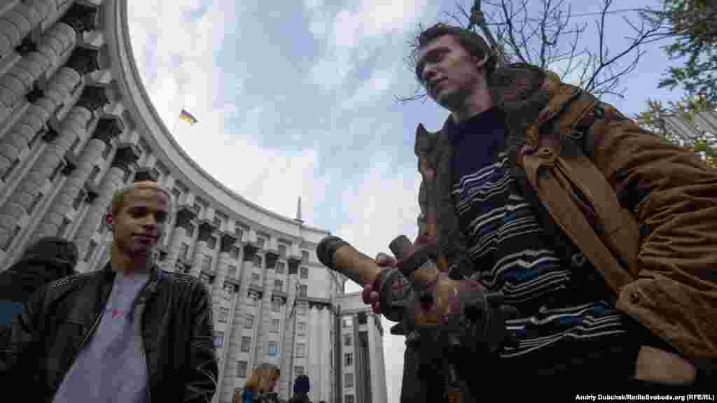 Один із учасників мітингу приніс із собою «бонг», зроблений у вигляді булави