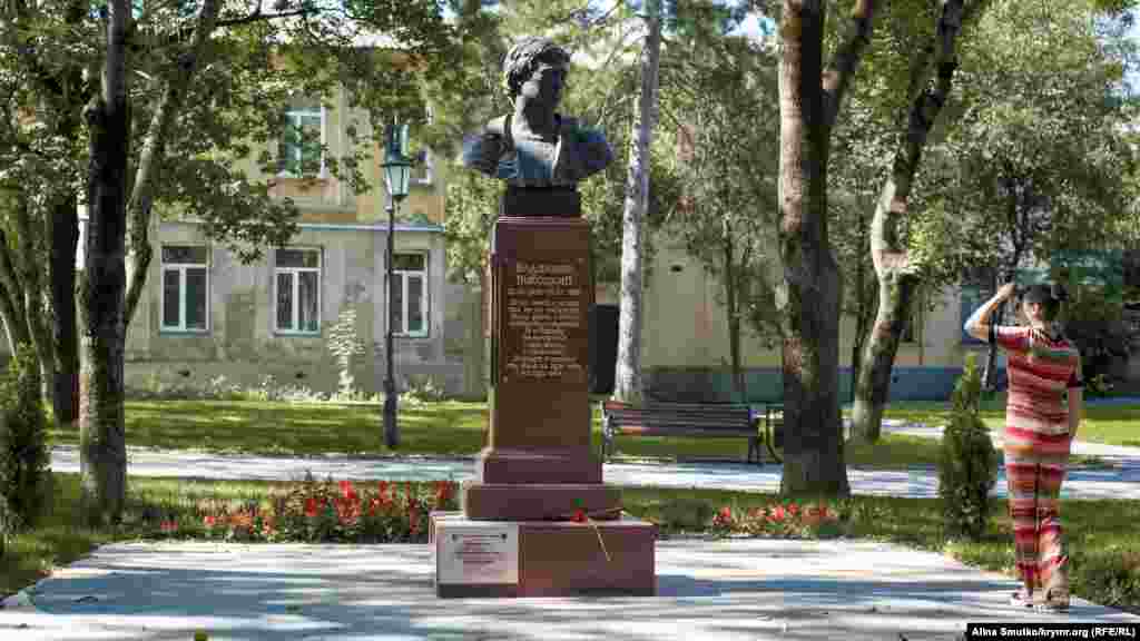 Памятник Владимиру Высоцкому в Симферополе. В июле 2014 года из Краснодара привезли бронзового Высоцкого. Планируется также установка бюстов Алексея и Александры Высоцких – тети и дяди известного барда, которые в годы Второй мировой войны держали оборону Симферополя и Севастополя