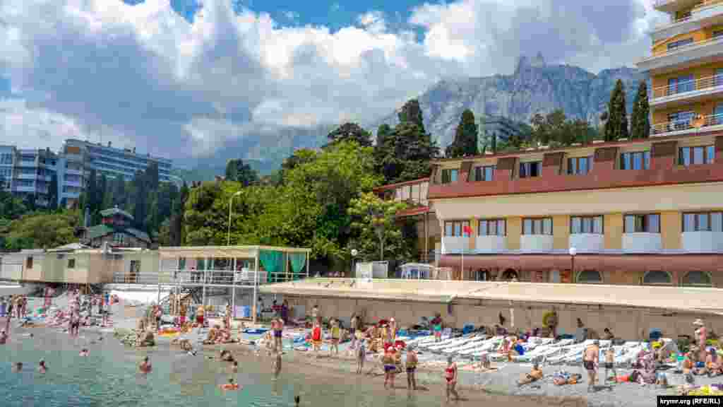 Пляж общего доступа «Русалка» в Крыму. Как проходит курортный сезон в Мисхоре в режиме ЧС – смотрите в фоторепортаже