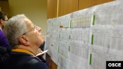Наблюдатель от ОБСЕ во время голосования на выборах в Госдуму в декабре 2011 года
