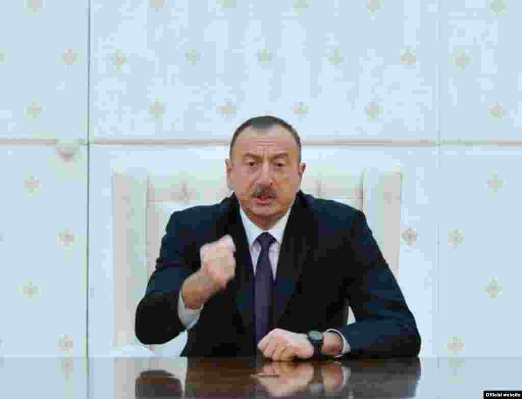 Президент Азербайджана Ильхам Алиев выступает на заседании Совета безопасности в Баку 3 апреля  
