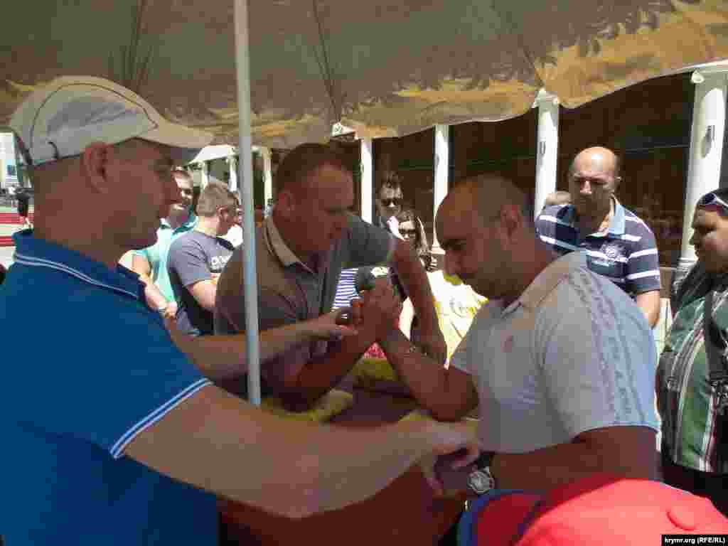 В честь Дня рыбака керченская Федерация спортивной борьбы провела на набережной  соревнования по борьбе на поясах и армреслингу