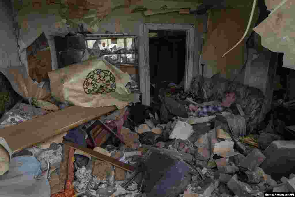 Житель Дружковки на диване в доме, разрушенном из-за ракетного удара  