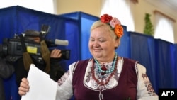 Женщина в традиционном украинском костюме на выборах 25 октября в Киеве