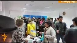 Очереди к урнам для голосования Очереди к урнам для голосования
