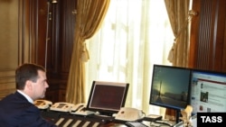 President Dmitry Medvedev records a video blog post at the Kremlin, just like "simple folk."