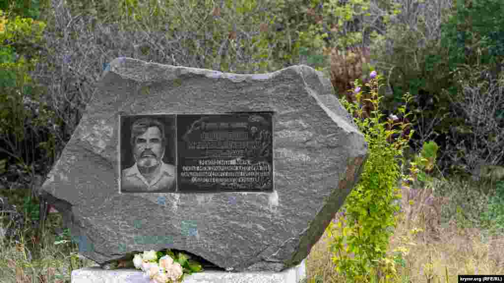 Мемориальный камень у дороги перед въездом в село 