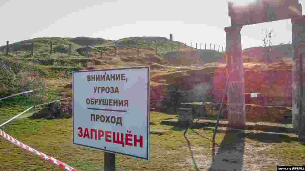 С недавних пор она оказалась под угрозой обрушения – каменные колонны сильно накренились и теперь их подпирают несколько металлических балок