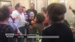 Пистолет против іPad. С кем воюют «Отряды Путина»? (видео) Пистолет против іPad. С кем воюют «Отряды Путина»? (видео)
