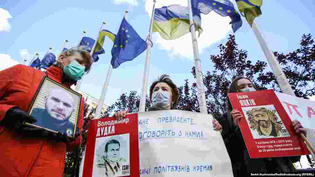 Родственники незаконно удерживаемых в тюрьмах России и аннексированного Крыма украинцев 21 мая провели акцию, требуя подробностей о возможном обмене между Россией и Украиной. Акция под названием «Господин президент, поговорите с нами» собрала под Офисом президента Украины полтора десятка людей. В руках они держали фотографии оказавшихся за решеткой украинцев, а также баннер с надписью «Господин президент! Хватит обещаний – действуйте! Освободите наших родственников!». Больше фото – в фотогалерее