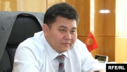 Former Kyrgyz Prosecutor-General Elmurza Satybaldiev has been accused of meeting with Janysh Bakiev, the fugitive brother of ousted President Kurmanbek Bakiev.