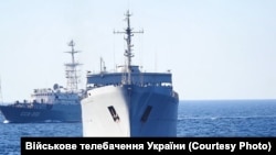 Разведывательный корабль «Приазовье» проекта «864» ЧФ России (на заднем плане) во время спецоперации ВМС Украины в Азовском море