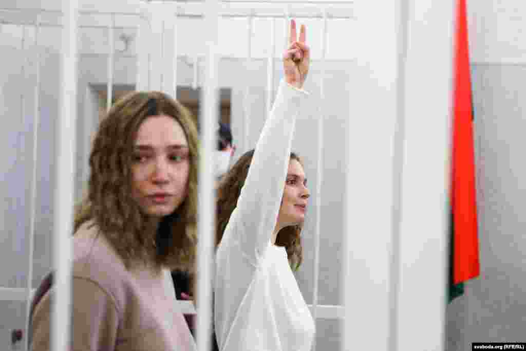 Беларусь, 9 февраля. Беларусские журналистки Катерина Андреева (справа) и Дарья Чульцова на суде в Минске. Их приговорили к двум годам тюремного заключения за «организацию массовых мероприятий, направленных на нарушение гражданского порядка». Этот приговор широко рассматривается как политически мотивированный ответ на их репортажи о протестах, которые начались после президентских выборов в Беларуси