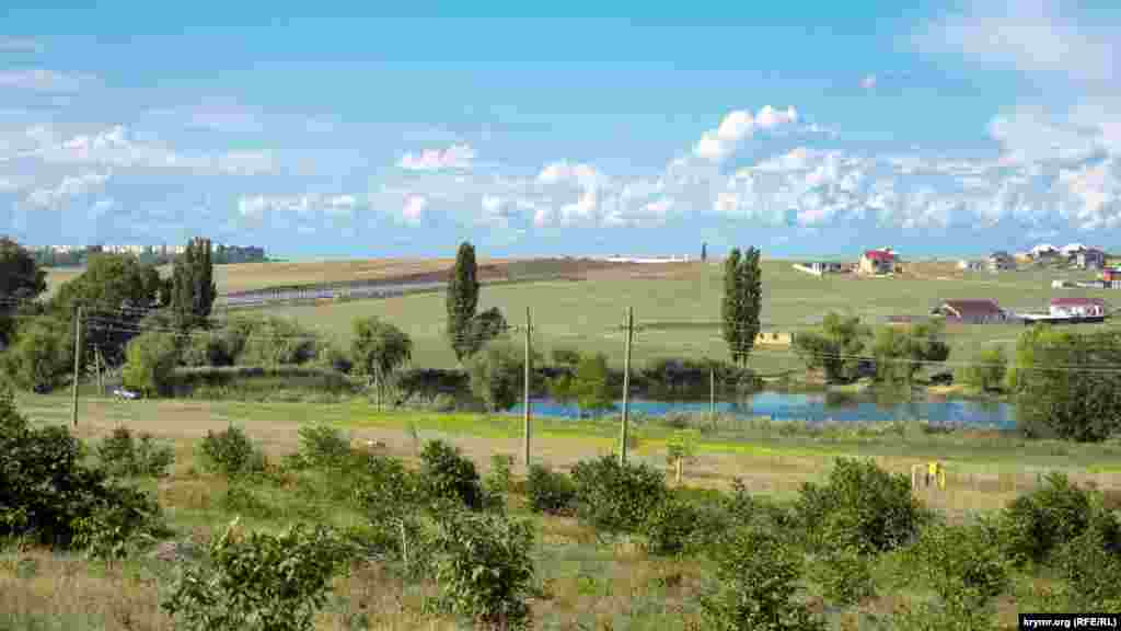 С северо-запада село граничит с поселком Школьное (на фото – слева). Днем рождения Школьного считается 4 октября 1957 года, когда там военные разместили «тарелки» для управления полетом первого советского космического спутника