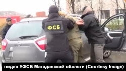 Сотрудники ФСБ проводят задержание, иллюстративное фото