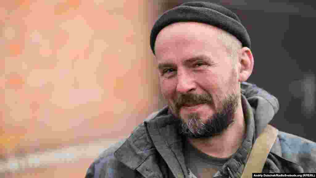 «Кольщик» Він – один із морпіхів, які тримають оборону на передовій у Широкино (Донеччина).  Кореспондент Радіо Свобода п’ять днів прожив із ним та його побратимами, зафіксувавши їхнє фронтове життя на фото і відео. Цей репортаж можна переглянути тут. 