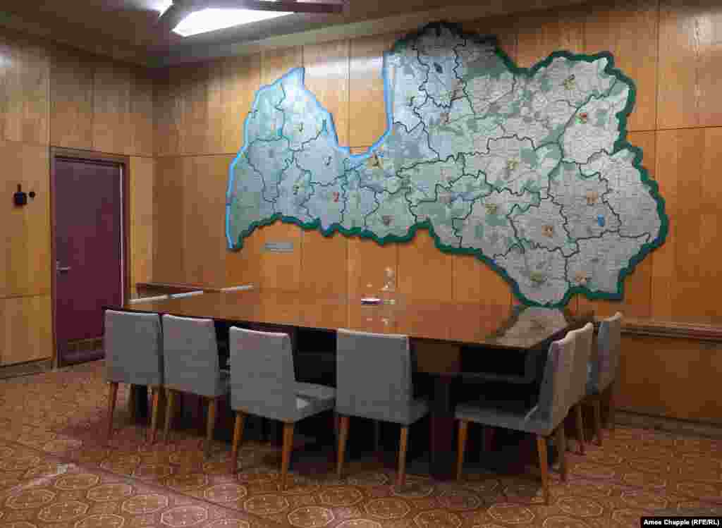 Зал совещаний с картой Латвийской ССР. 