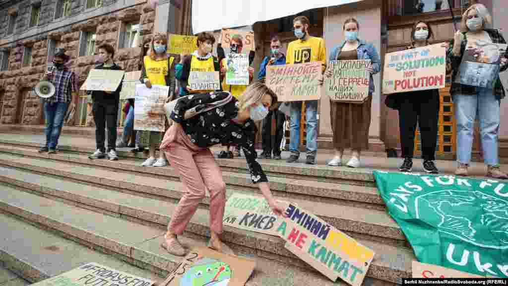 Украинские активисты в Киеве собрались под стенами Киевской городской администрации. Несколько десятков человек держали плакаты «Климат меняется, а мы нет», «Потом будет поздно», «В первую очередь – планета Земля». Участники акции требовали, чтобы генеральный план Киева включал пункты по решению экологических и климатических проблем