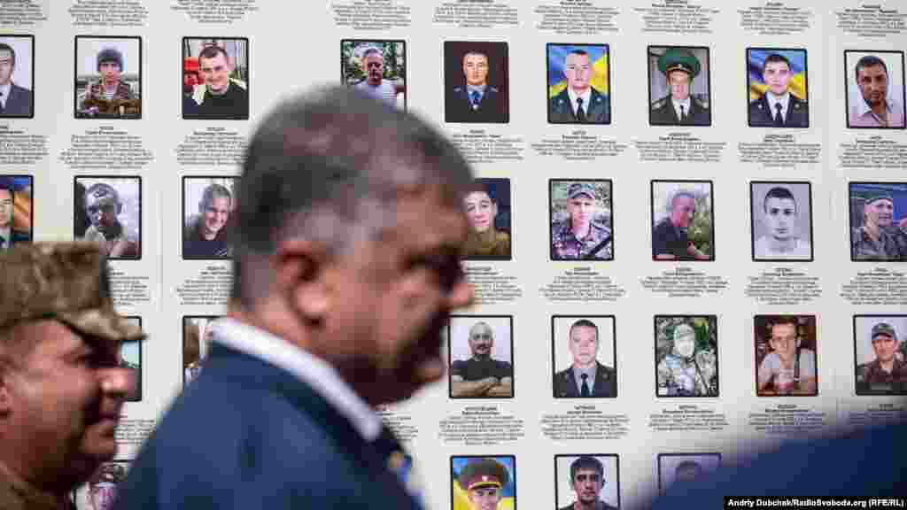Президент Петро Порошенко та міністр оборони України Степан Полторак біля стіни пам'яті полеглих за Україну