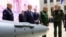 Владимир Путин, его генералы и министры на выставке военной техники. На заднем плане справа от Путина – вице-премьер Денис Мантуров