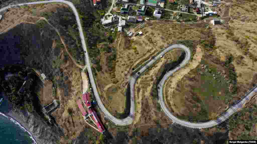 Автодорога Алушта-Судак-Феодосия проходит и через село Малореченское, что на юго-востоке полуострова, в устье реки Кучук-Узень. Населения села чуть больше тысячи человек. Жители в основном занимаются виноделием или зарабатывают на туризме
