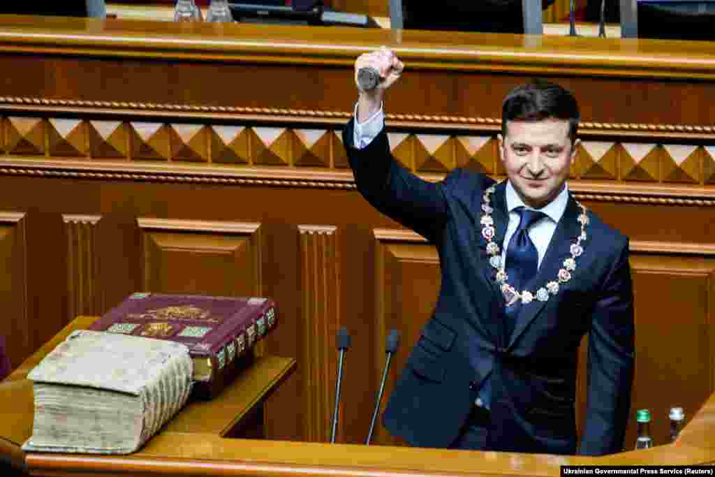На изготовление гербовой печати президента ушло полкило серебра. В центре – малый государственный герб Украины, по кругу надпись – Президент Украины. Этот символ президент использует для заверения подписи на грамотах, удостоверениях к почетным наградам, также на посланиях главам других государств