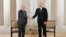 Премьер-министр Армении Никол Пашинян (слева) и президент Азербайджана Ильхам Алиев на переговорах в Абу-Даби 10 июля 2025 года