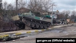 Российская БМД-4M у дороги в Гостомеле Киевской области, где 3 марта 2022 года, по сообщению ГУР Минобороны Украины, было уничтожено 20 боевых машин российского десанта