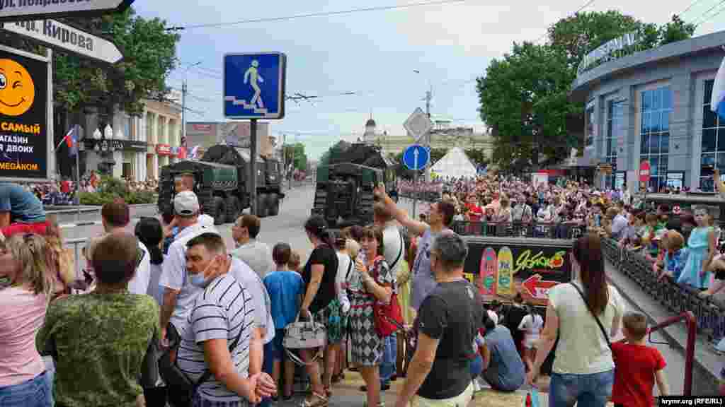 По случаю парада в Симферополе был объявлен выходной. Поэтому многие пришли посмотреть на шествие 