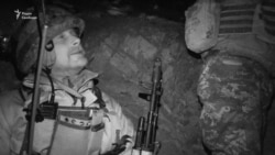 Українські вояки на спостережних позиціях у бліндажі під Попасною Українські вояки на спостережних позиціях у бліндажі під Попасною