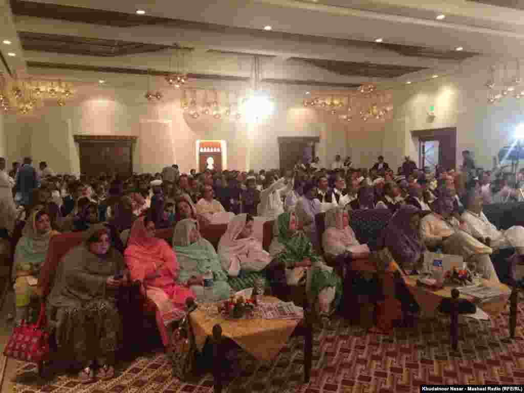 د کويټې پښتو نړيوال کنفرنس ۲۰۱۵ کې د پښتنو پر سياسي، کلتوري او تعليمي ستونزو د خبرو ترڅنګ ازاد بجثونه هم کيږي. 