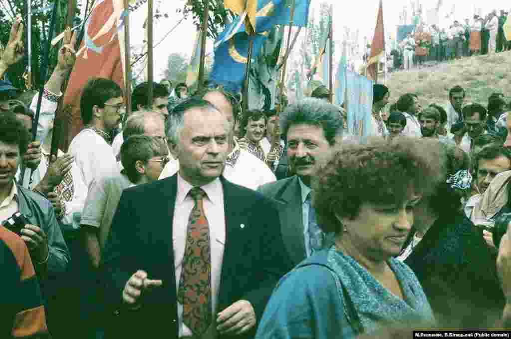 На передньому плані – поет, рухівець, громадський діяч Дмитро Павличко, а праворуч від нього – голова Секретаріату НРУ Михайло Горинь
