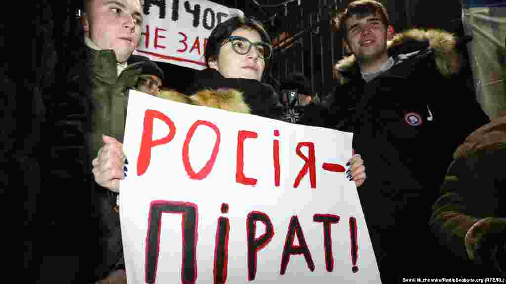 Некоторые принесли на акцию плакаты с надписями «Россия – пират» и «Ничего не забыто»