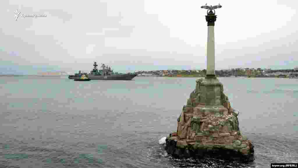 Боевой корабль Северного флота России, ракетный противолодочный эсминец «Североморск» зашел в Черное море 9 января. 10 января корабль прибыл в Севастополь  