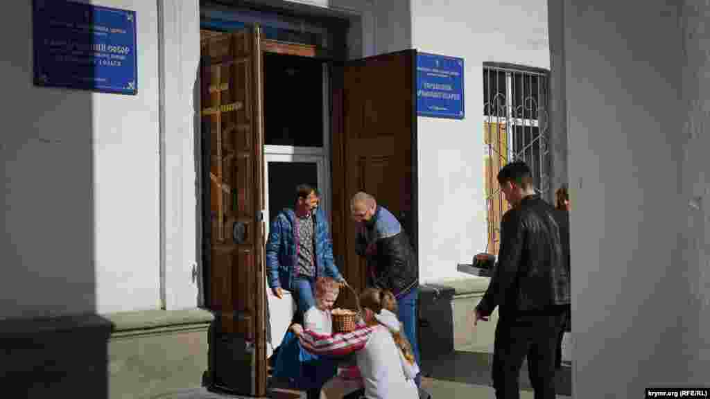 На входе в собор Святых равноапостольных князей Владимира и Ольги УПЦ КП