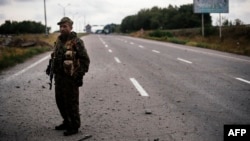 Пророссийский сепаратист на дороге возле Донецка, 18 августа 2014