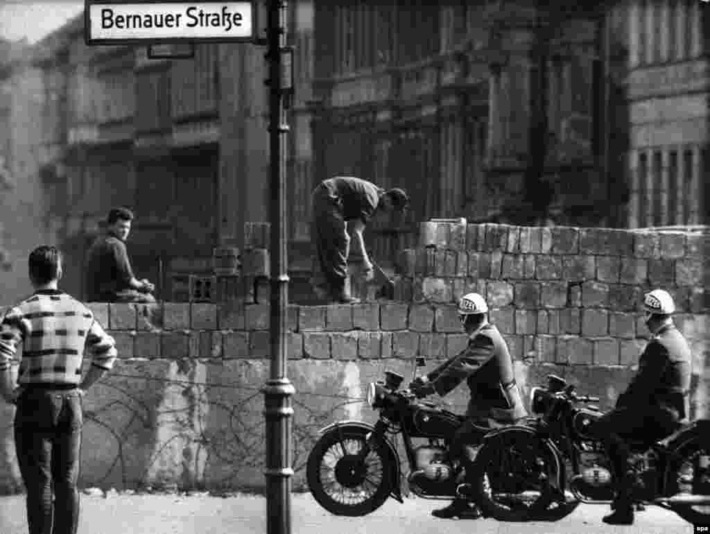 Строительство участка Берлинской стены на Бернауэр-штрассе, август 1961 года. Граница между ГДР и Западным Берлином была закрыта 13 августа.  