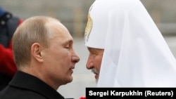 Владимир Путин и Патриарх Кирилл демонстрируют единство церкви и государства 4 ноября 2012 года