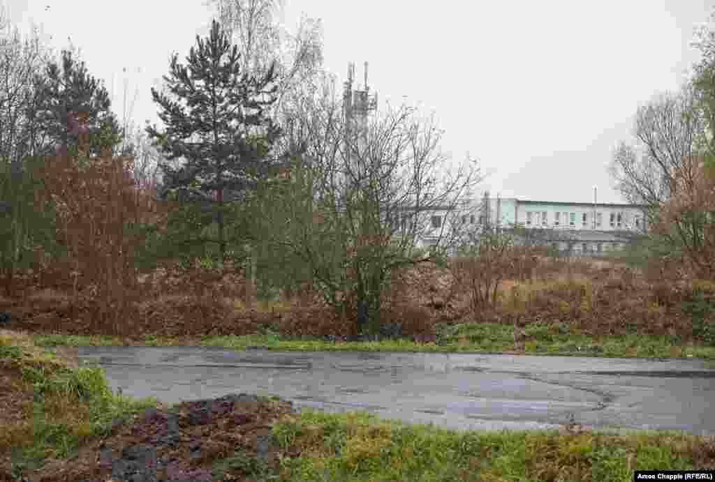 Памятник «За нашу советскую Родину» возле советской военной базы, расположенной вблизи чешского города Миловице на северо-востоке от Праги. После Бархатной революции советские войска вывели из этой базы, в 1991 году