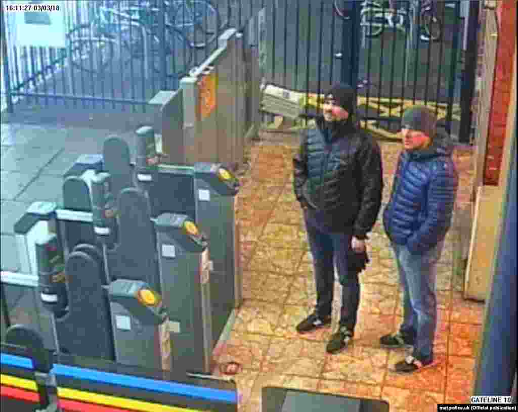 Подозреваемые на железнодорожной станции в Солсбери в ожидании поезда назад в Лондон. Кадр с камеры слежения. Суббота, 3 марта, 16:11. 