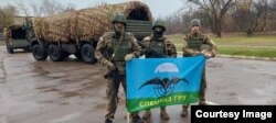 Анатолий Филинцев (слева) с флагом спецназа ГРУ