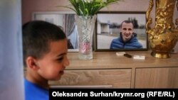 Фотографія Сервера Мустафаєва в коридорі його будинку