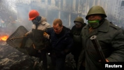 Активисты Майдана задерживают сотрудника подразделения "Беркут". Киев, 20 февраля 2014 года