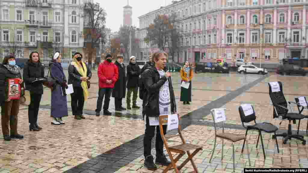 Валерій Матюшенко, підприємць з Кальміуського (Комсомольська) – тимчасово непідконтрольної Києву території, який не приховував проукраїнські погляди. Його схопили просто посеред міста в липні 2017 року. Після катувань «правосуддя» угруповання «ДНР» незаконно засудило Матюшенка до 10 років ув’язнення. Наразі важко хворий перебуває у 32-й колонії в Макіївці. «У Валерія погіршився стан здоров’я. У колонії, де він перебуває, йому не надають допомоги. Його потрібно терміново міняти», – сказав біля порожнього стільця Матюшенка музикант Олександр «Фоззі» Сидоренко.