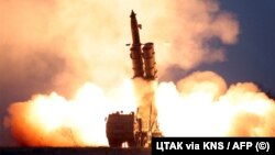 Испытания реактивной системы залпового огня сверхкрупного калибра в КНДР