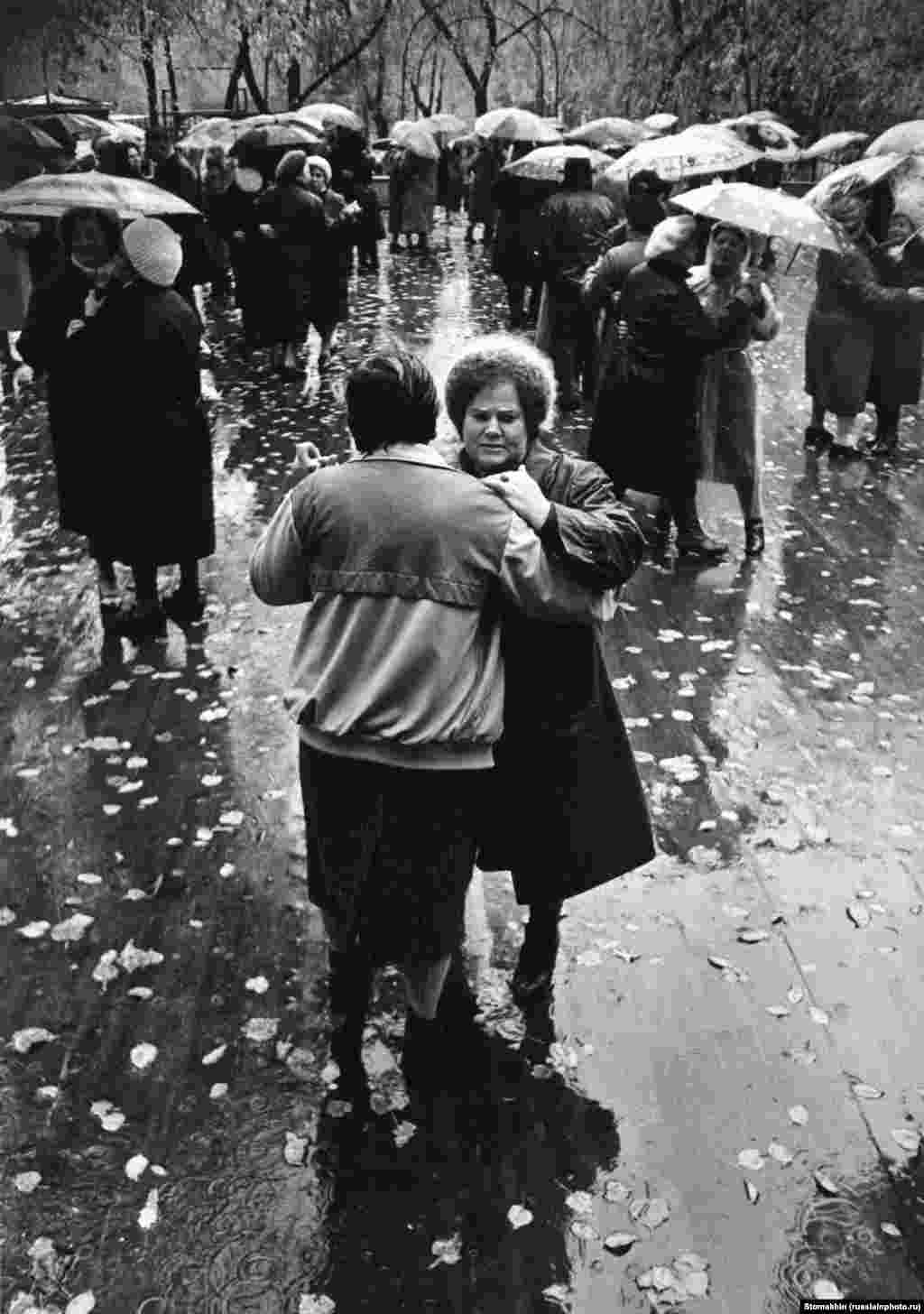 Дождливый осенний день в Москве, 1990 год. Автор – Игорь Стомахин