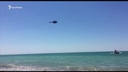Над крымским пляжем совершил полет военный вертолет (видео) Над крымским пляжем совершил полет военный вертолет (видео)