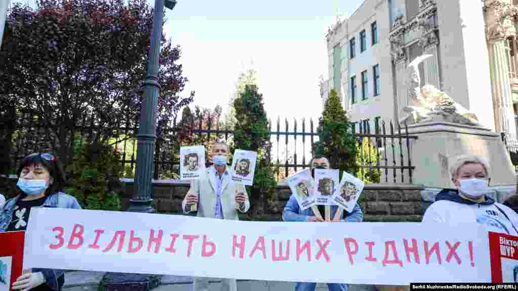 Севастопольца Руслана Зейтуллаева российские силовики арестовали зимой 2015 года. Год спустя Северо-Кавказский окружной военный суд в Ростове-на-Дону назвал его организатором севастопольской ячейки запрещенной в России организации «Хизб ут-Тахрир» и приговорил его к семи годам лишения свободы. В 2017 году российский суд дважды пересматривал приговор Зейтуллаеву. И если сначала наказание севастопольцу увеличили до 12 лет, то впоследствии добавили к нему еще три года. Марлена Асанова задержали в октябре 2017 года. Он фигурирует во втором бахчисрайском «деле Хизб ут-Тахрир». Суд в Ростове-на-Дону рассматривать данное дело по существу с ноября 2019 года. Защита Асанова и других крымчан, привлеченных к ответственности якобы за участие в запрещенной на территории России исламской организации, подчеркивает, что преследование основано на религиозных мотивах