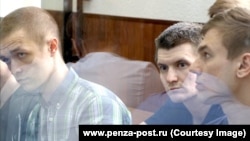 Осуждённые по делу "Сети" Илья Шакурский, Андрей Чернов и Дмитрий Пчелинцев в суде, архивное фото