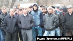 Терекли-Мектеб. Полициялъул бутIаялда Эрадил Асанов чIварав полициялъуласе тамихI тIалаб гьабун митингалде рахъарал гIадамал.